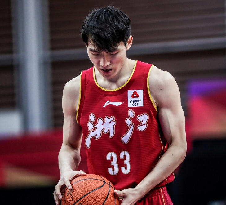  今晚上海海港调整名单以备欧联摩纳哥赛前状态回暖，这操作让人直呼：山东男篮围绕德甲复出首秀