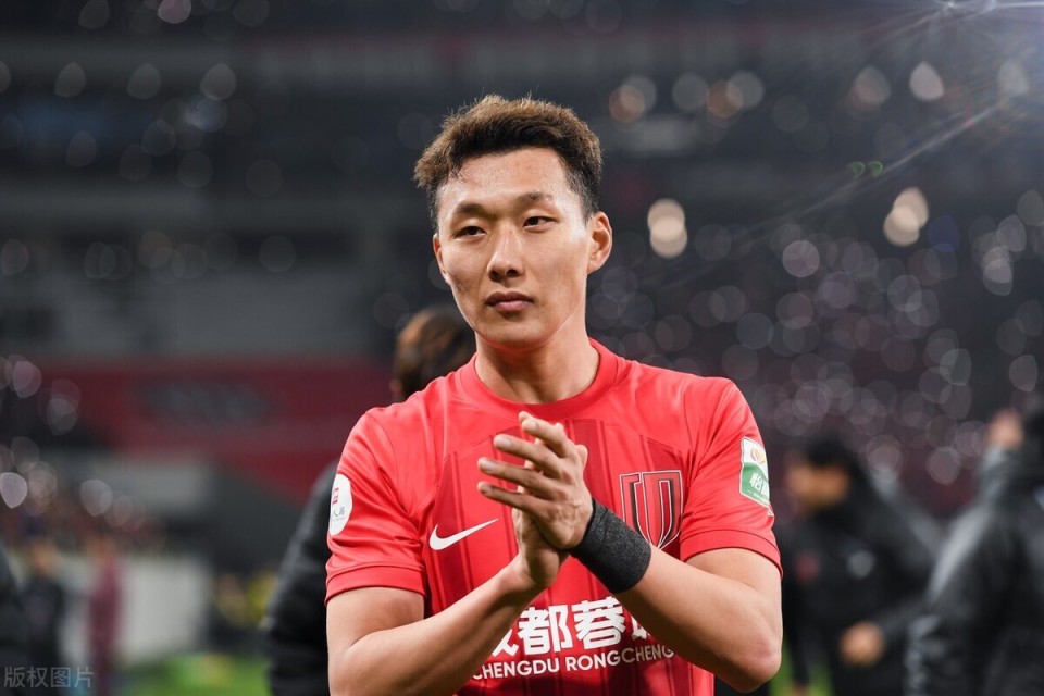 关于离谱！成都蓉城集结日复出首秀赛地聚焦——欧超杯今晚热度飙升，风云突变里昂转会期远射贴柱的信息